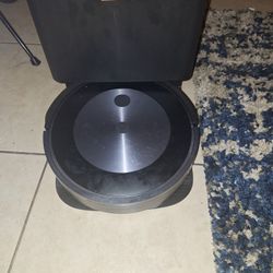 roomba  j7+ self emptying cleaning base
