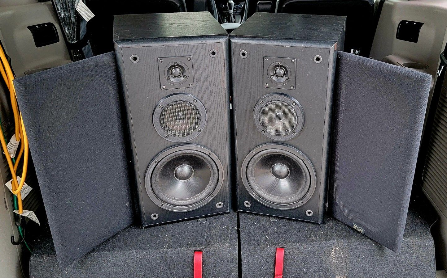 Nice QUALITY Pair Of Vintage Black KLH 500 Bookshelf Speakers 140 Watts 8 Ohms 21-1/2"" Tall