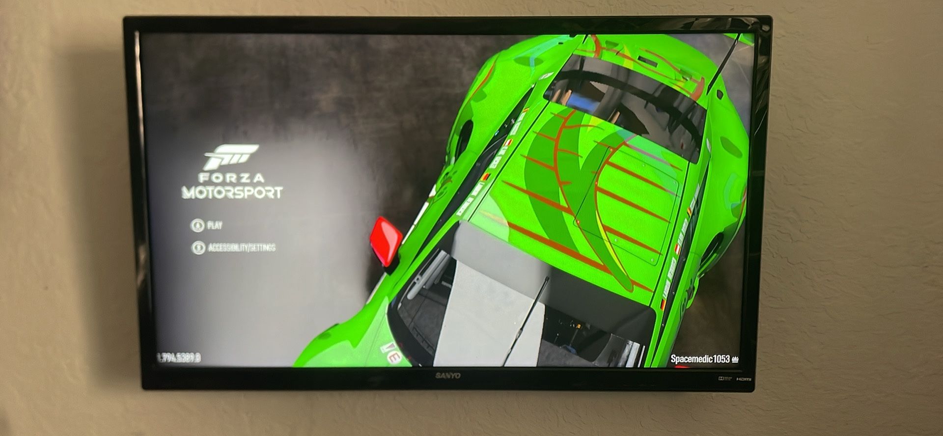 Sanyo size 29 tv with wall mount