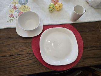 Dinnerware place settings, Like New Condition