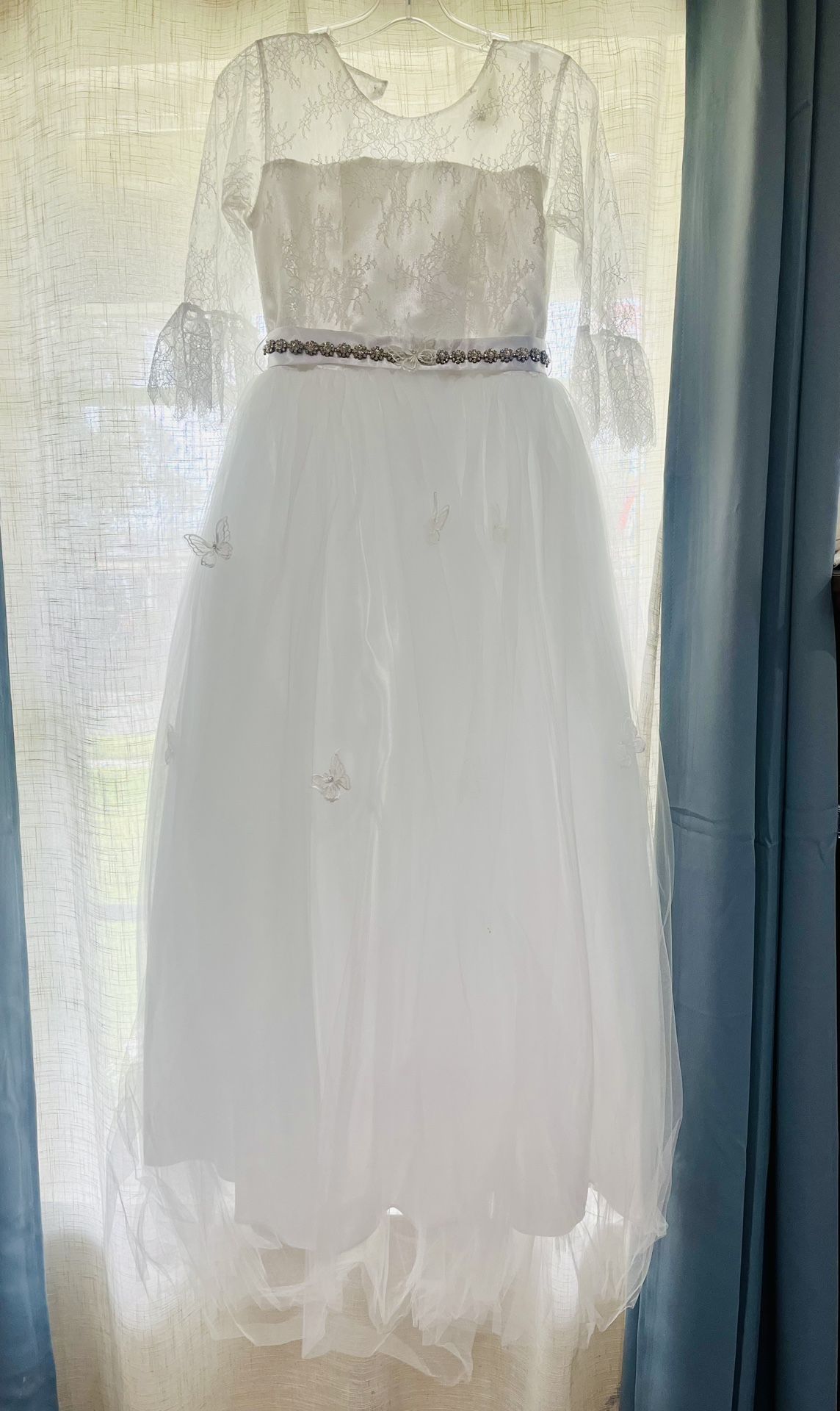White dress gown size medium to large (custom made) can come to try it on great for First communion