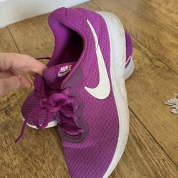 Women’s wild fuschia Nike sneakers 9.5