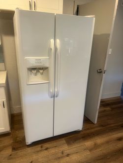 Frigidaire refrigerator double door with ice maker and water