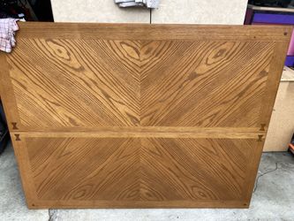 Beautiful Real wood 6 Chair Dining room table!