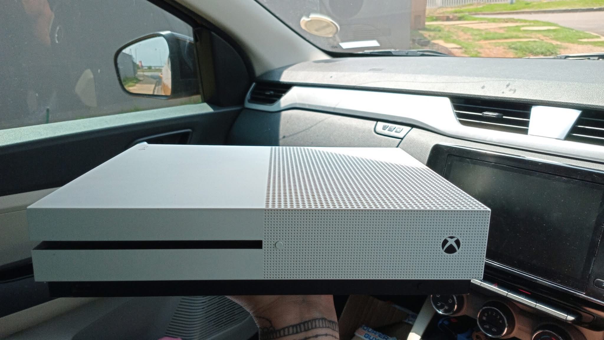 Xbox One S