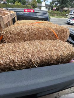 1 straw bale and 2 rustic pallets