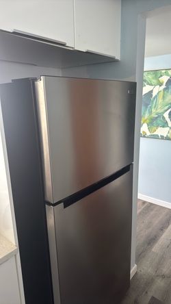 Stainless Steel Top-Freezer Refrigerator