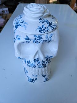 Ceramic skull scented candle