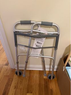 Walker with wheels used 1x pick up only tomorrow 6/13 @10am Alsip