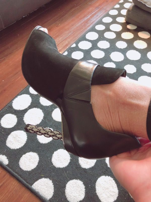 Must wanted Schutz shoes! Size 6. Those shoes are eye catcher!
