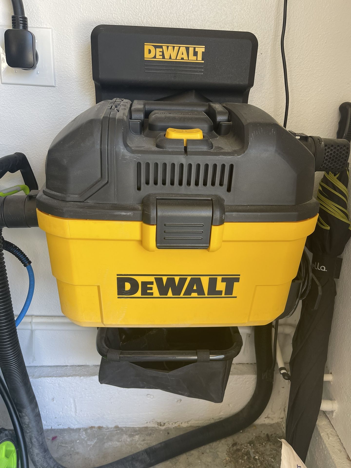 DEWALT Portable 6 Gallon 5 Horsepower Wall-MountedGarage Wet Dry Vacuum DXV06G