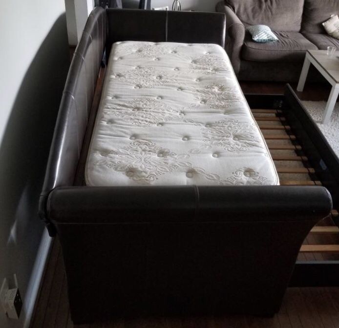 TWIN DAYBED WITH TRUNDLE AND MATRESS