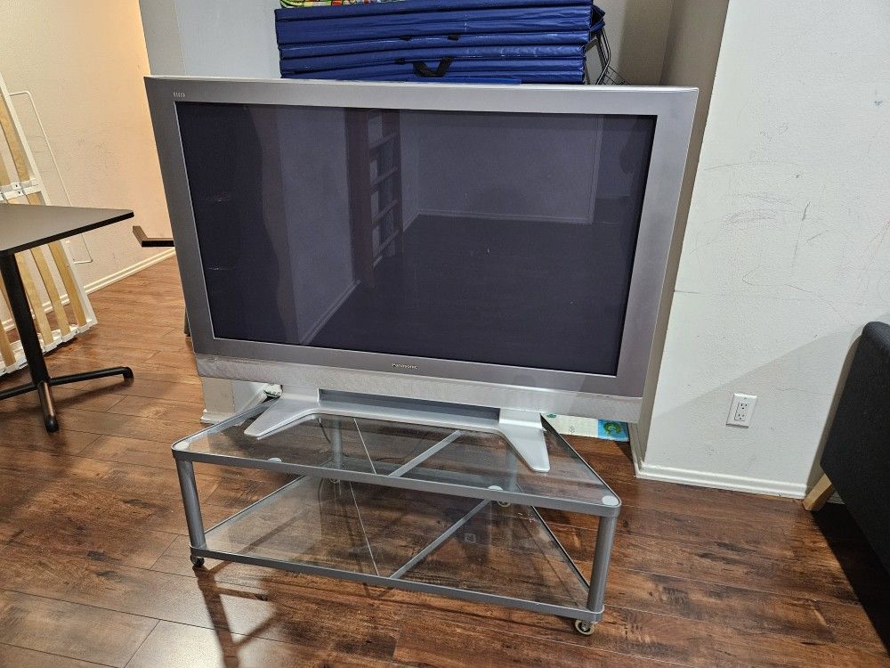 TV Panasonic 50" and TV Stand