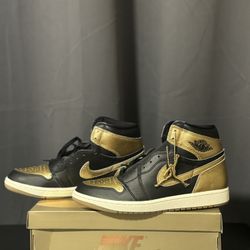 Nike Air Jordan 1 Retro High OG "Black And Gold" Men's Shoe 10.M