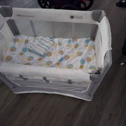 Baby Crib And Pooh Blanket 