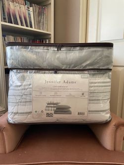 Jennifer Adam’s 6 Piece Queen Comforter Set