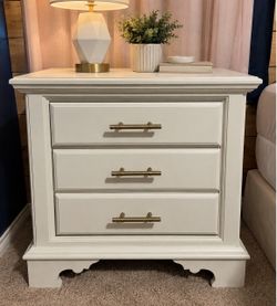 Beautiful White 3-Drawer Nightstand / Bedside Chest