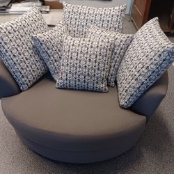 Round LOVE seat