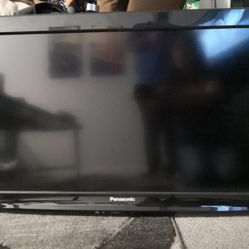 32" Panasonic LED TV with wall mount