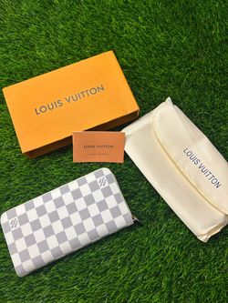 White checkered zip around wallet