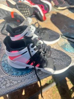 Shoes size 5y to 6 women