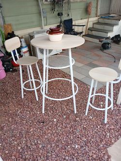 Table with 2 long chairs
