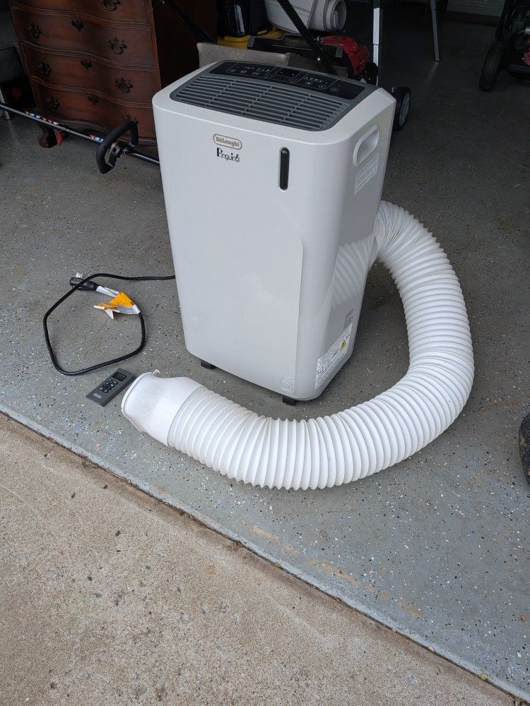 DeLonghi 14,000 BTU Portable AC - Like N
Like-new DeLonghi Pinguino 14,000 BTU 3-in-1 (AC, dehumidifier, fan).
