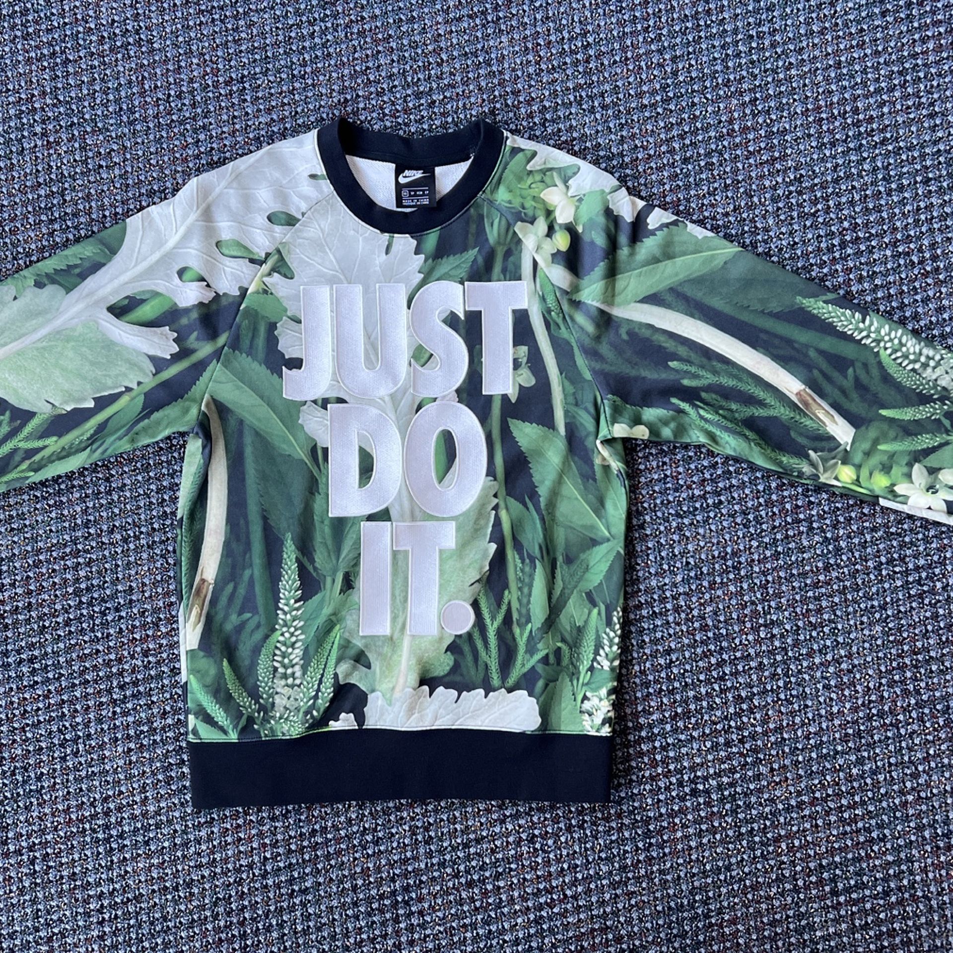 Nike Crewneck Sweater - Extra Small for Sale in Boiling Springs, PA -  OfferUp