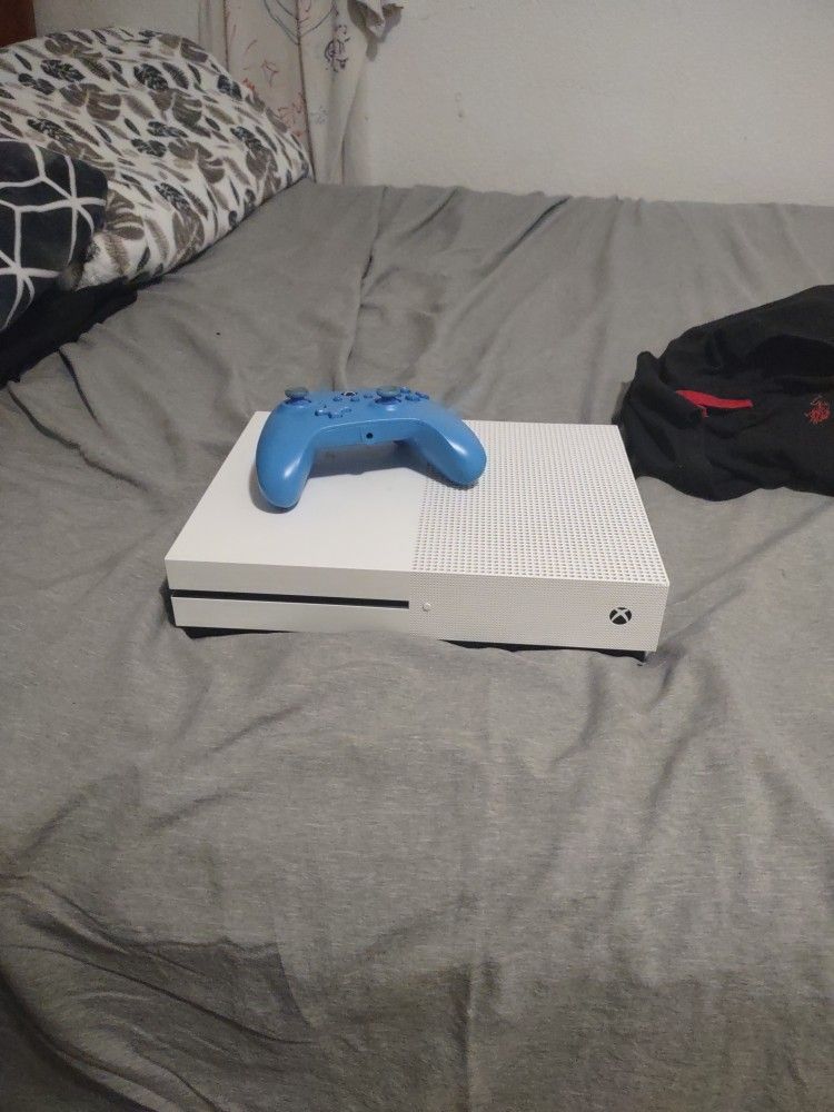 Xbox One S With Wired Controller
