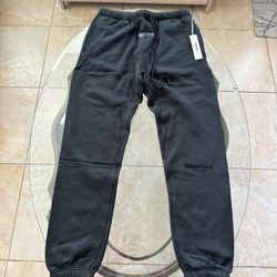 ESSENTIALS SWEATS BLACK