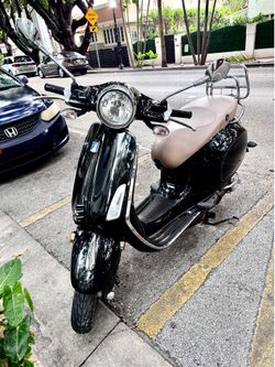 2016 Vespa Primavera 50 - Only 1200 Miles! Excellent Condition - Miami Beach