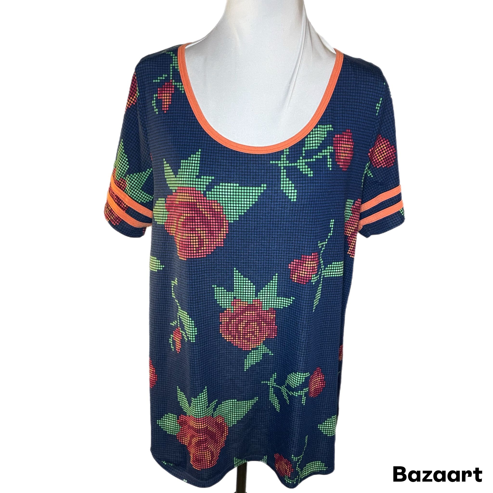Sz L LuLaRoe Pixalated Roses Short Sleeve Top Womens  Tee Shirt 
