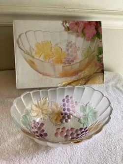 Savoir Vivre Glass Serving Bowl with Grape Design