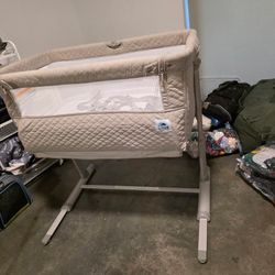 Bedside Bassinet For Infant And Newborn.