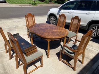 Dinning room table and 6 chairs