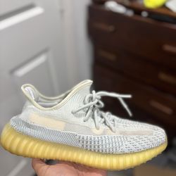 Yeezy 350 v2 cloud no reflection