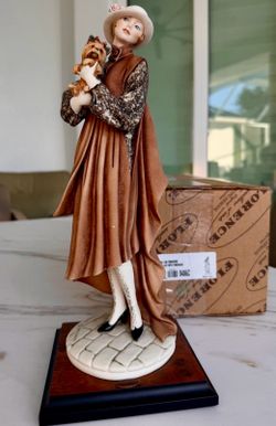 GIUSEPPE ARMANI YOUNG LADY WITH YORKIE SCULPTURE  0486C made in Italy 13” figure  Comes with original box In excellent condition Pick up in Hobe Sound