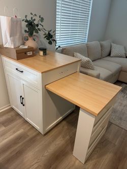 Island with extendable table