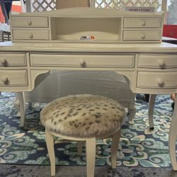 Hairdresser + Wood chair