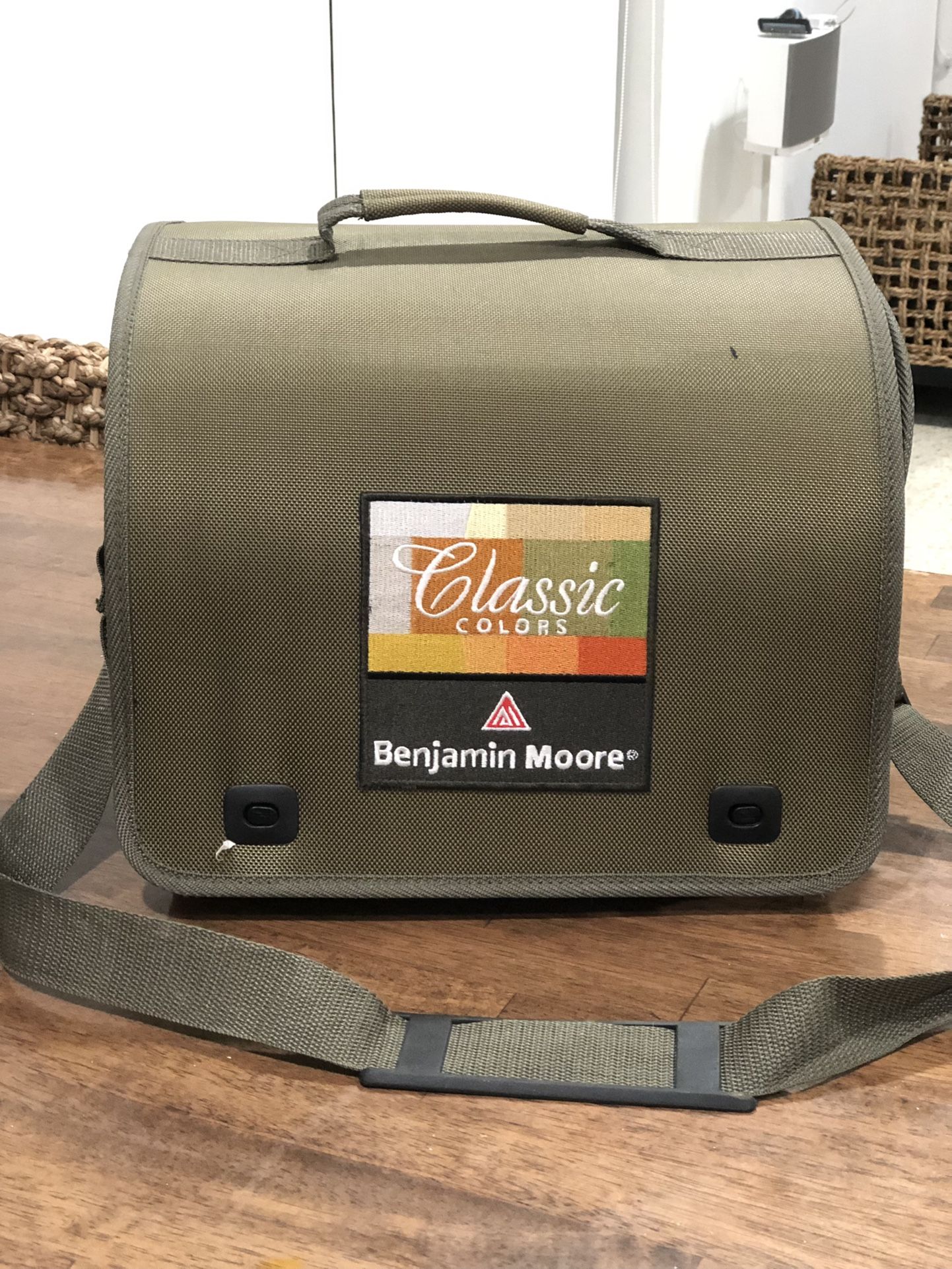 Benjamin Moore Classis Color Sample carry case With Pantone