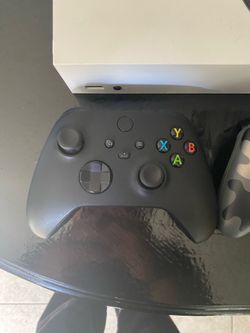4 Xbox Controllers