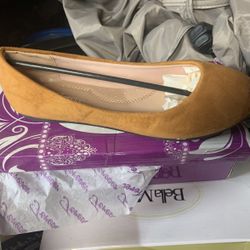 Tan Flat Shoes  Size  7 8 