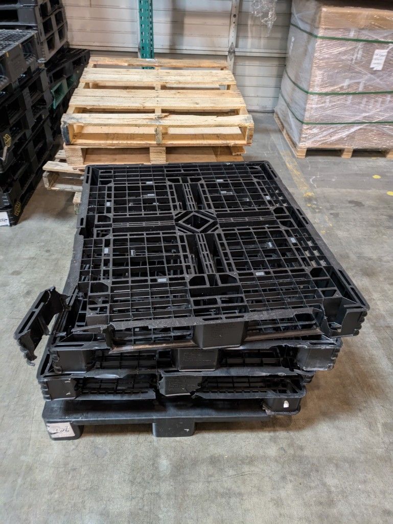 Broken/chipped Plastic Pallets