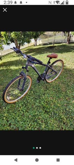 Schwinn Trailway 28 inch Hybrid Bike.  Aluminum Frame, Alloy Front Suspension Fork. 21 Speed Shifter. Alloy Linear Pull Brakes. Alloy Rims.