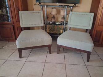2  comodos sillones  tapizado  muy limpio