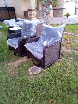How do you swivel chairs some damage on the arm has shown price to sell 🆕☑️