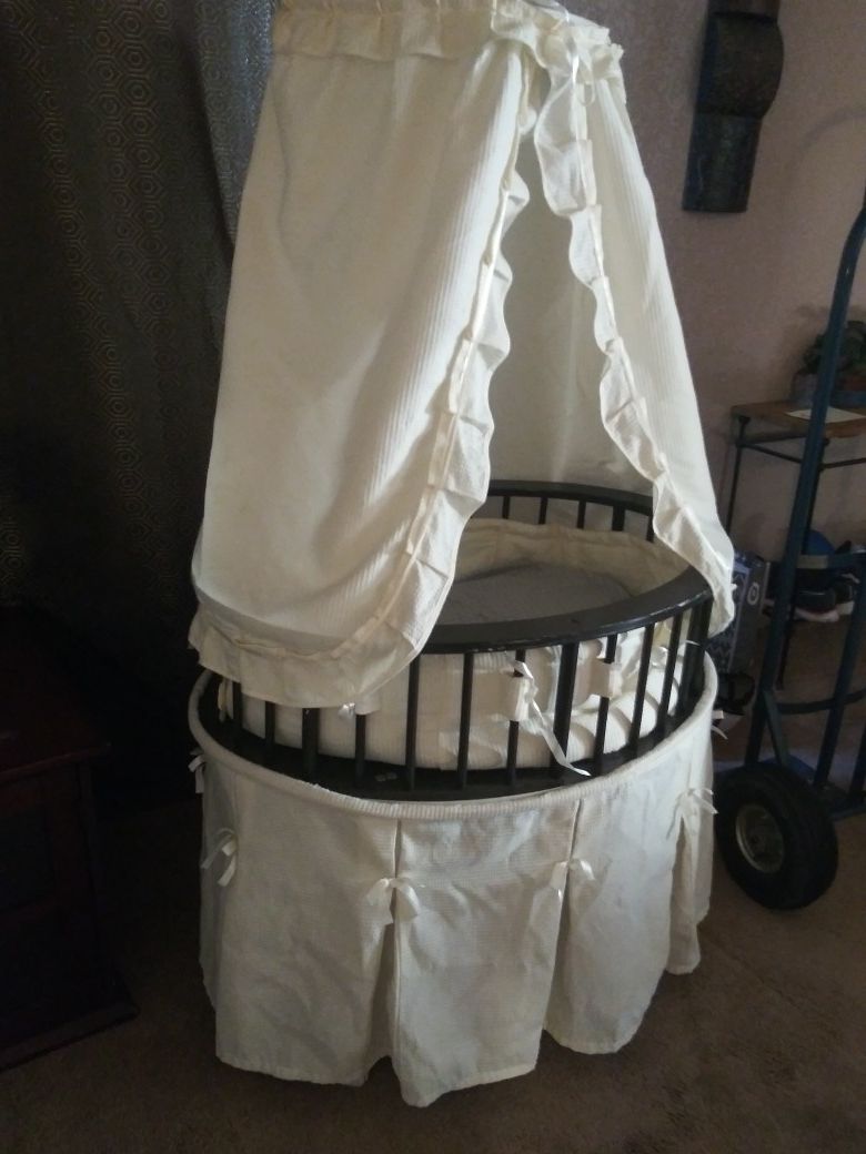 Elegant unisex baby bassinet