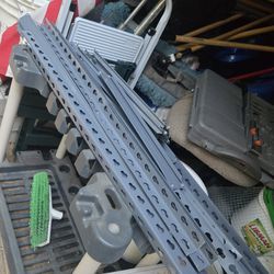 Small metal And wood shelf system, working conditions