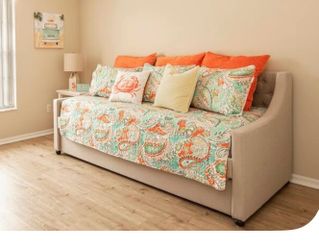 Day bed w/ trundle incl mattresses