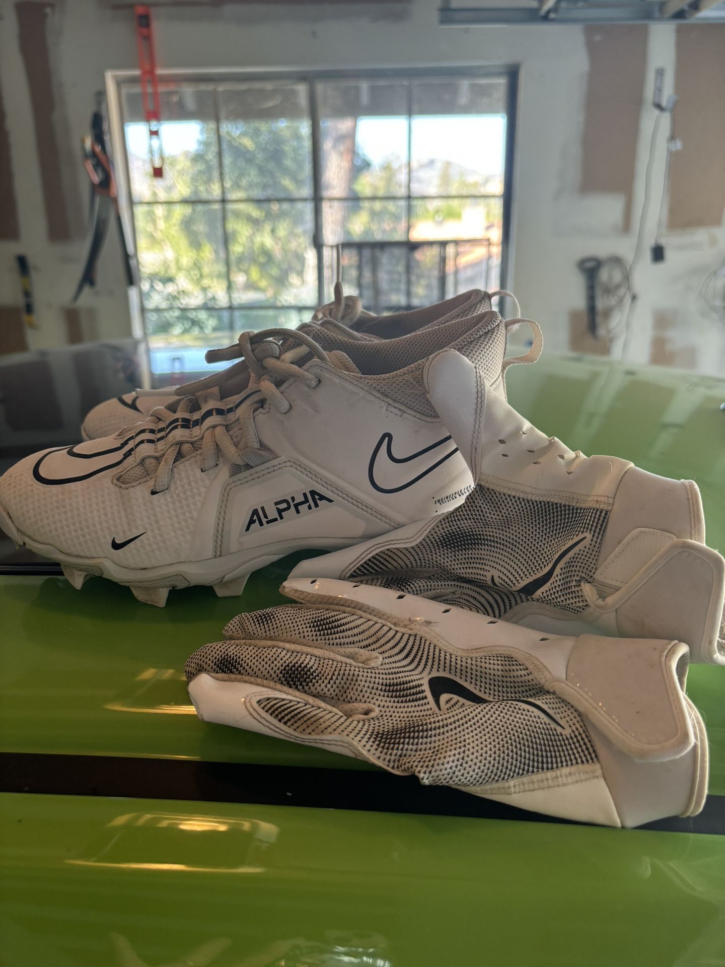 Nike Boys /girls Size 5.5 Cleats & Youth M  gloves 